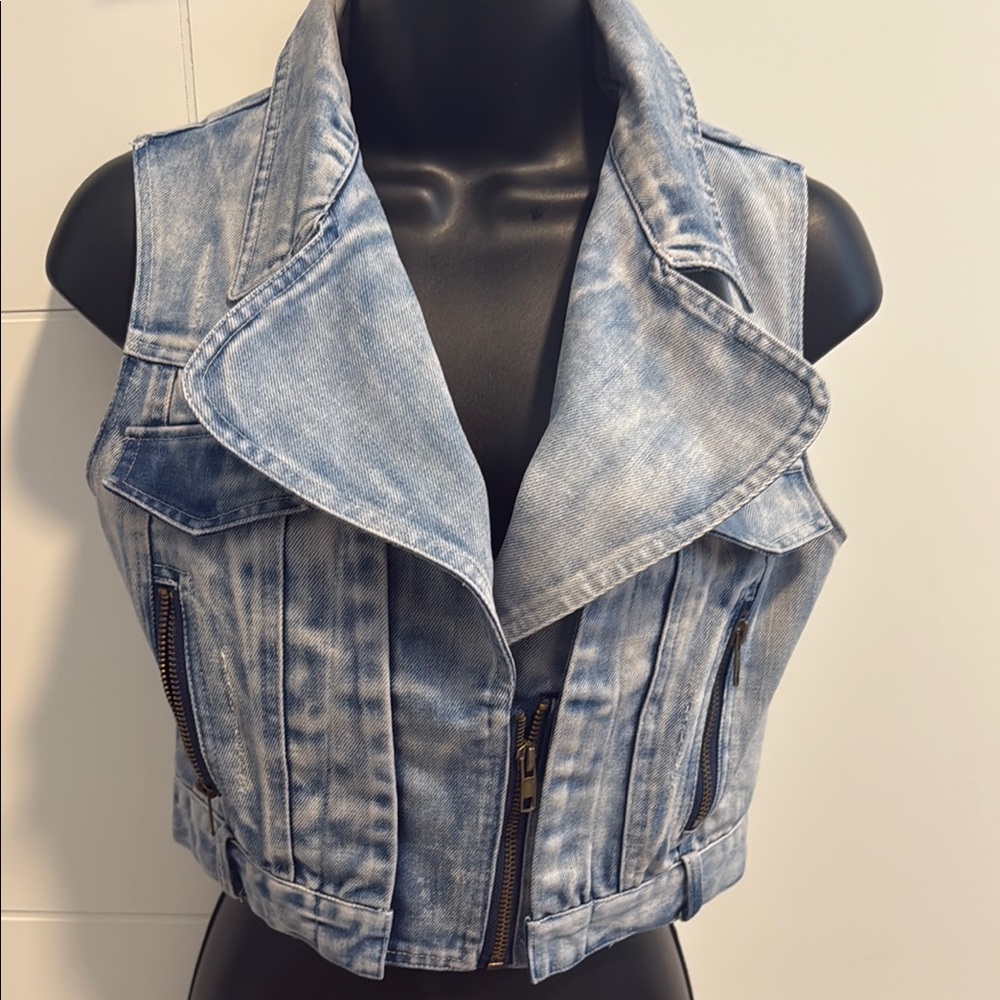 Chic Light Blue Denim Vest with Zipper Accents